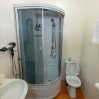 В номере санузел с душевой кабиной