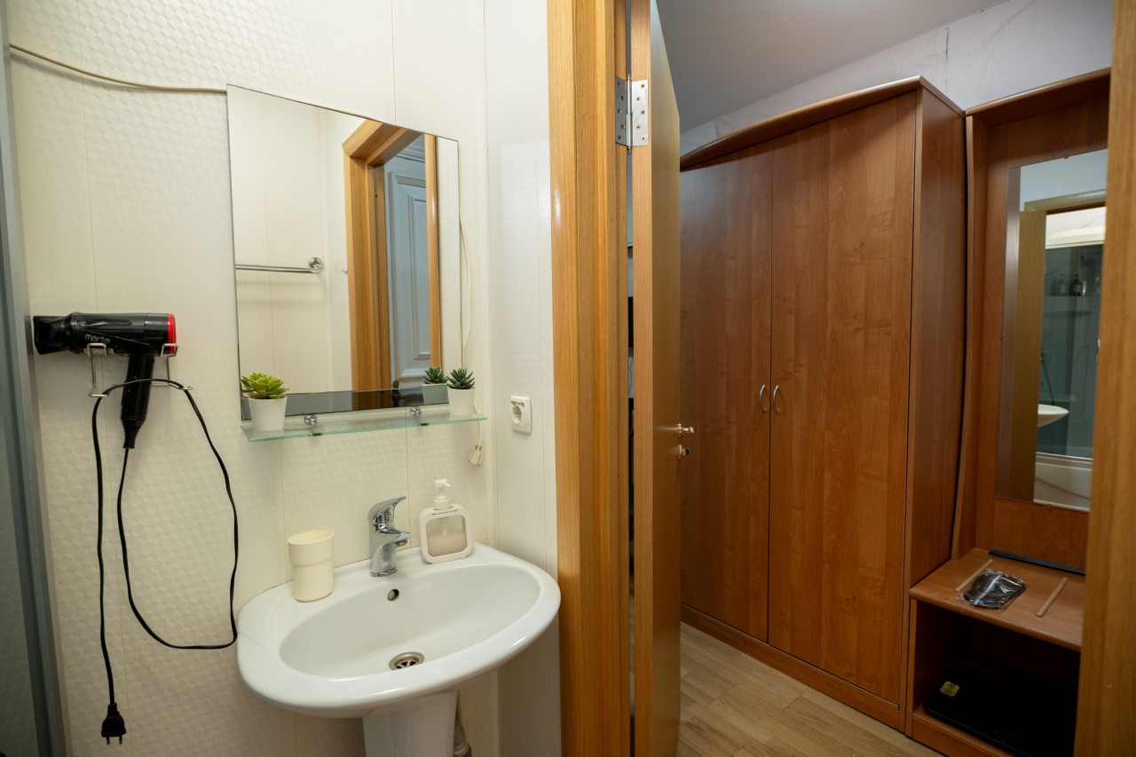 Санузел с душевой кабиной в номере