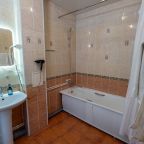 Ванная комната с ванной и окном