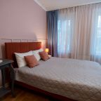 номер с двуспальной кроватью и диваном