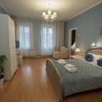 двуспальная кровать и одноместный диван, ванная комната