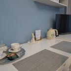 телевизор, электрический чайник, чайные пары, чай, сахар