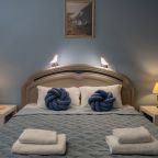 двуспальная кровать и прикроватными тумбами и светильниками