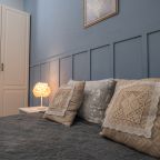 двуспальная кровать, шкаф, стол, стулья, телевизор