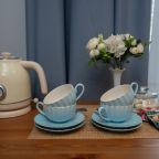 в номере чайник, чайные пары, чай, сахар, холодильник