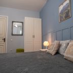 двуспальная кровать и двуспальный диван