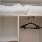 дополнительные постельные принадлежности, плечики, шкаф