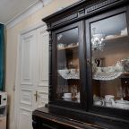 Антикварный буфет с посудой, в которой мы накрываем гостям