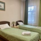 Номер с двумя односпальными кроватями и диваном