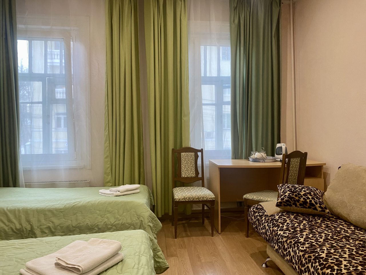 Номер с двумя односпальными кроватями и диваном