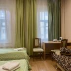 Номер с двумя односпальными кроватями и диваном