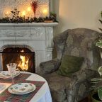 каминный зал, где мы накрываем нашим гостям завтраки