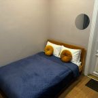 Номер эконом с двуспальной кроватью и общим на 2 номера с/у