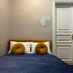 Двуспальная кровать в номере