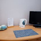 Телевизор, стол, электрический чайник, сахар, чай, чашки