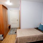 Две односпальные кровати, шкаф, кресла, стол, тумбы