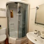 Санузел в номере с душевой кабиной, феном, полотенцами