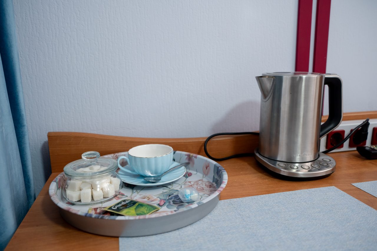 В номере электрический чайник, чай, сахар, чайные пары