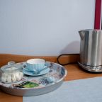 В номере электрический чайник, чай, сахар, чайные пары