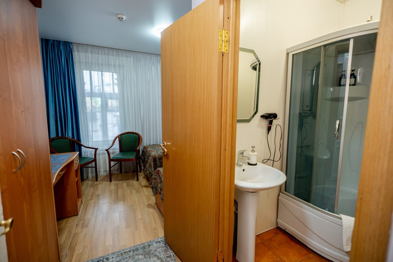 В номере свой санузел с душевой кабиной