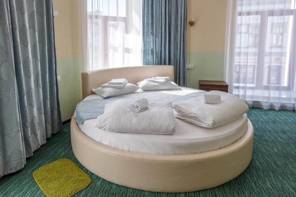 Двухместный (Улучшенный двухместный номер с 1 кроватью, вид на город) гостиницы Алмаз, Казань