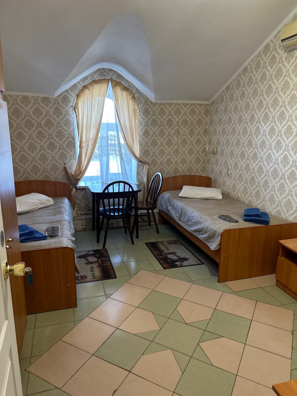 Студио, Гостиница Лотос