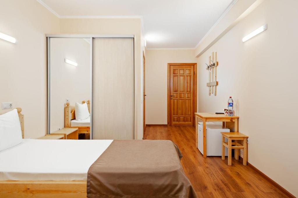 Двухместный (Двухместный номер с 2 отдельными кроватями и собственной ванной комнатой) гостиницы Азалия, Адлер