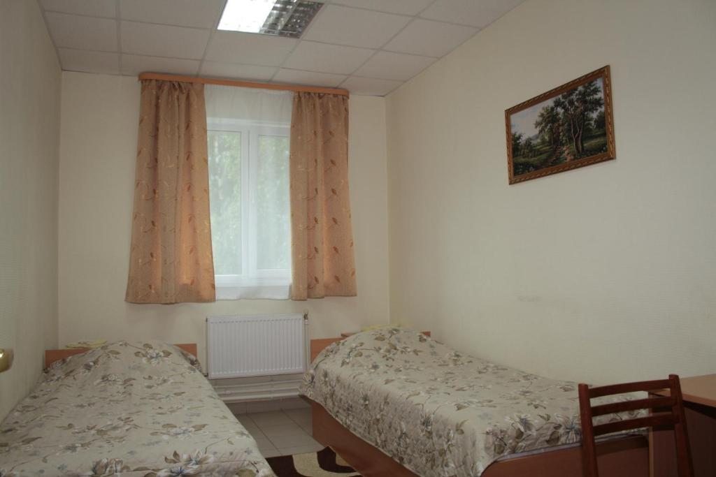 Двухместный (Двухместный номер с 2 отдельными кроватями и душем) отеля Березовая Роща, Верхнее Дуброво