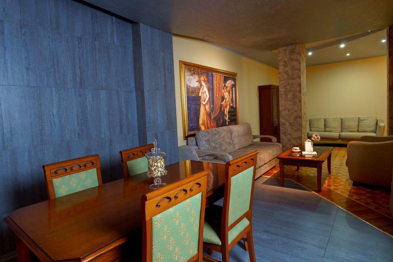 Люкс, Гостиница Европа