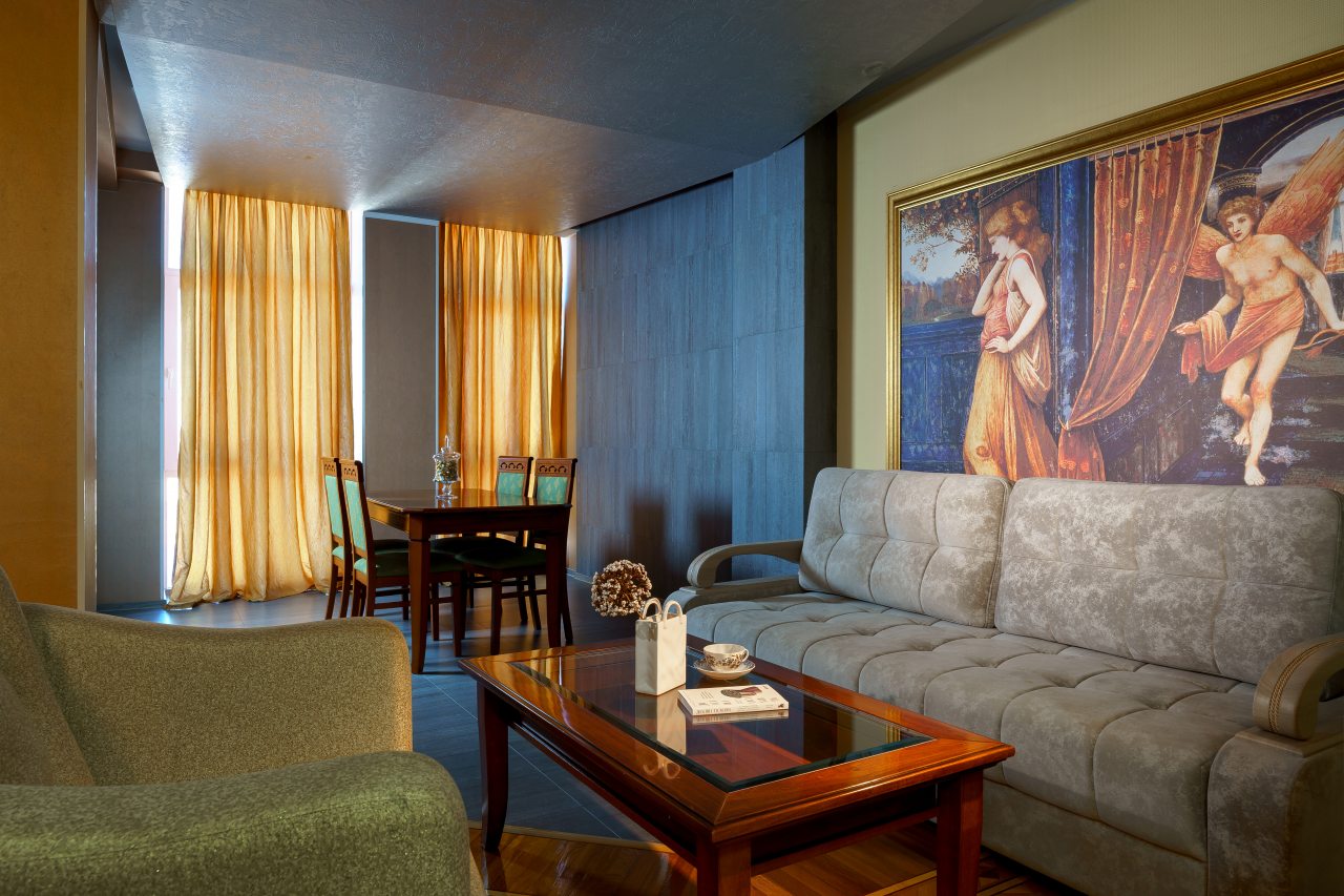 Люкс, Гостиница Европа