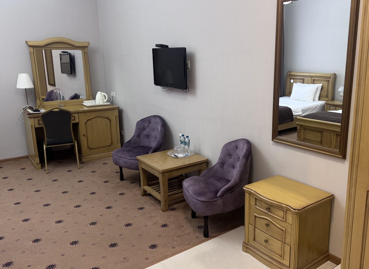 Полулюкс, Гостиница Губернаторъ