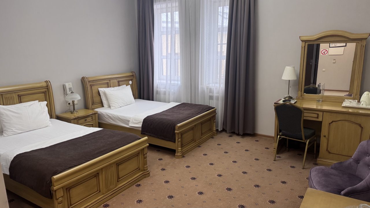 Полулюкс, Гостиница Губернаторъ