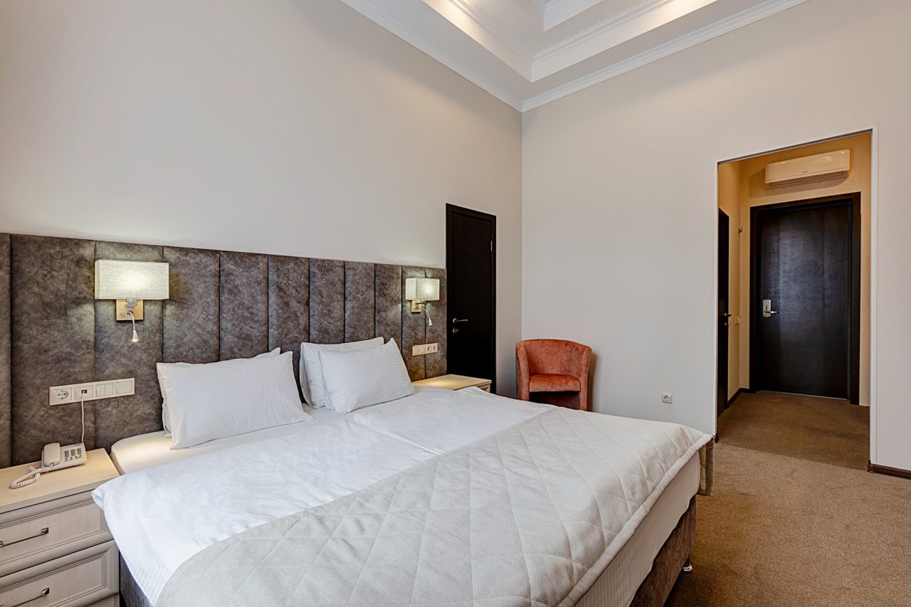 Семейный, Гостиница Губернаторъ