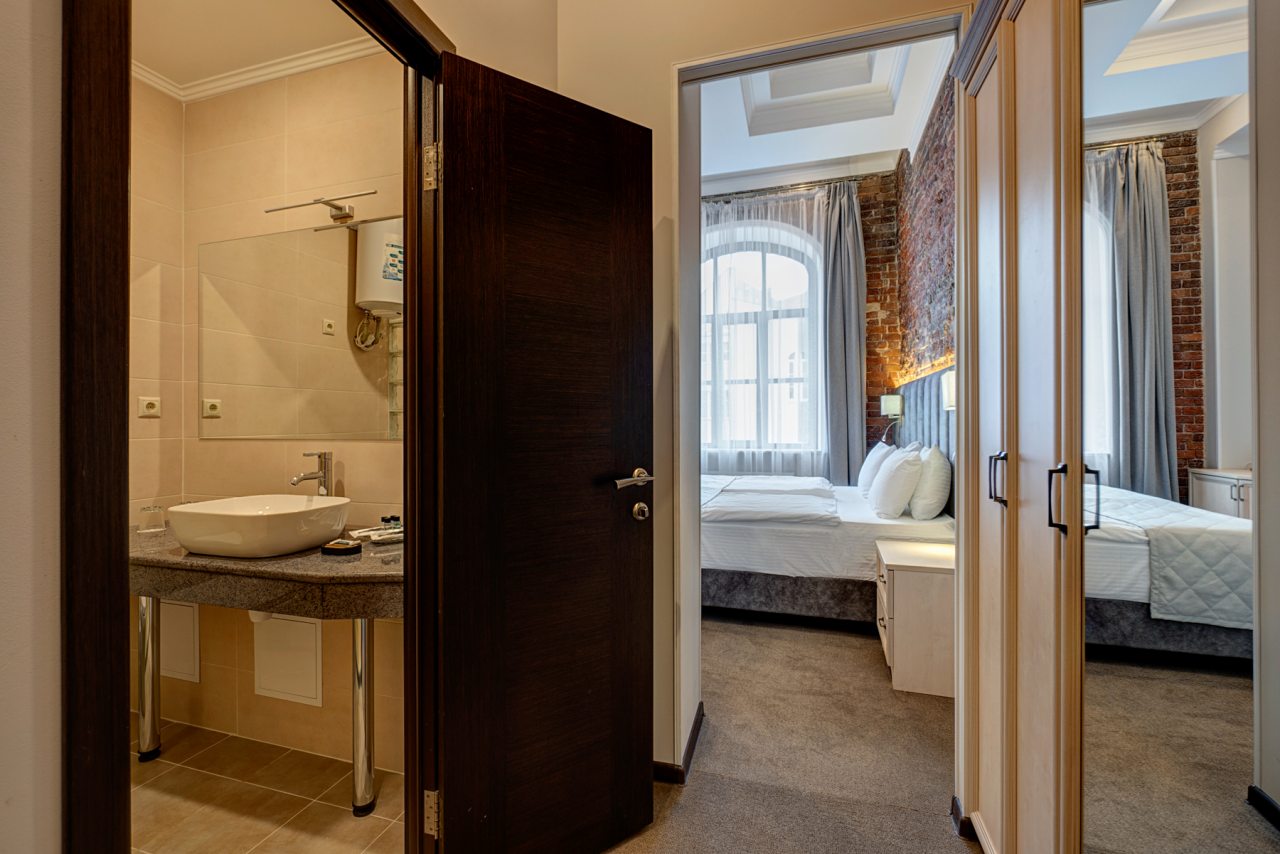 Семейный, Гостиница Губернаторъ