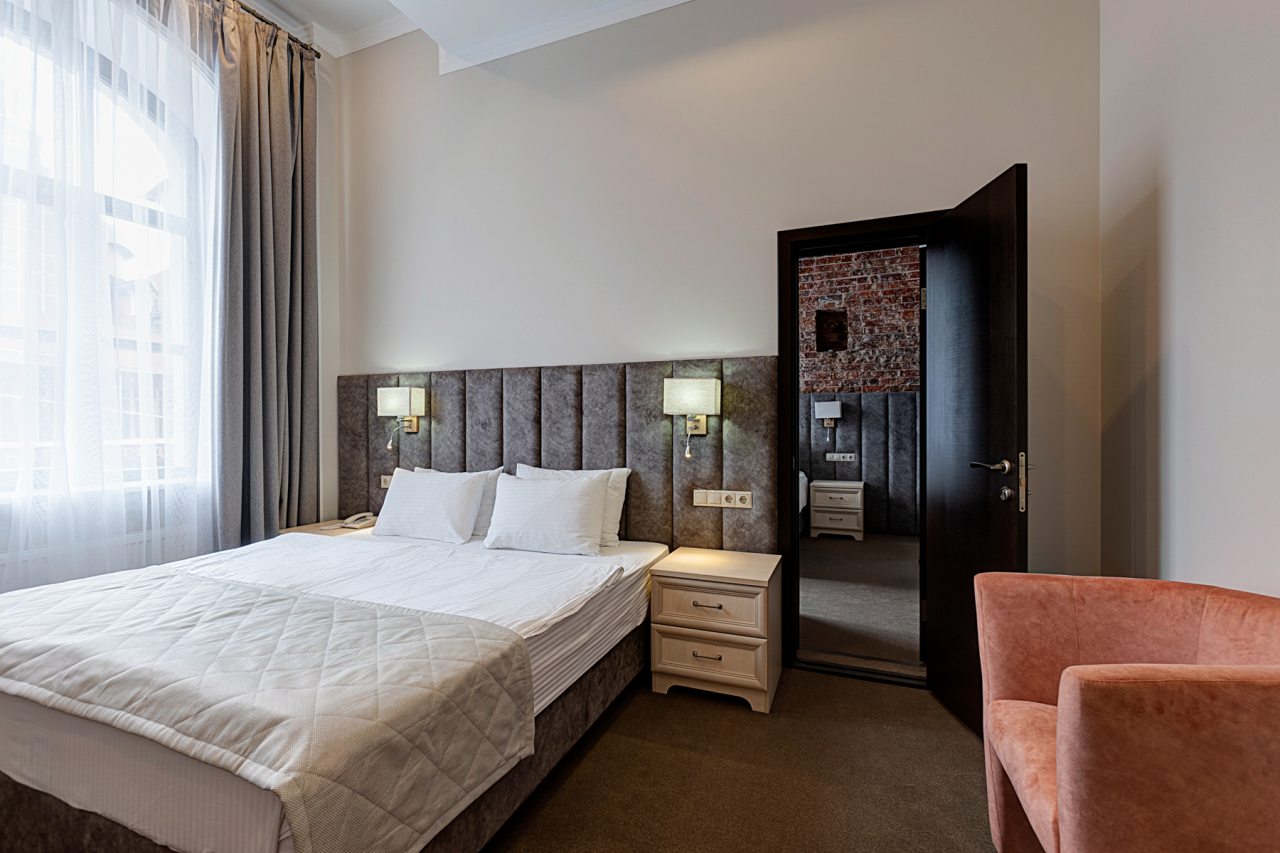 Семейный, Гостиница Губернаторъ