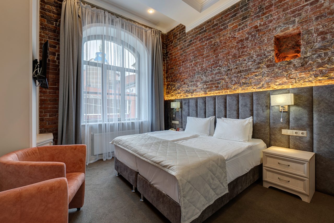 Семейный, Гостиница Губернаторъ