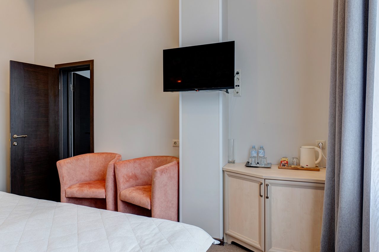 Семейный, Гостиница Губернаторъ