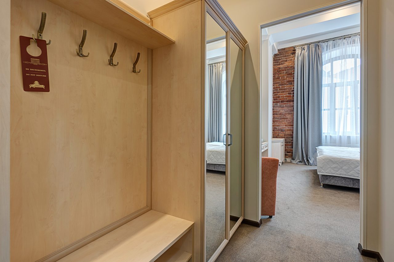 Семейный, Гостиница Губернаторъ