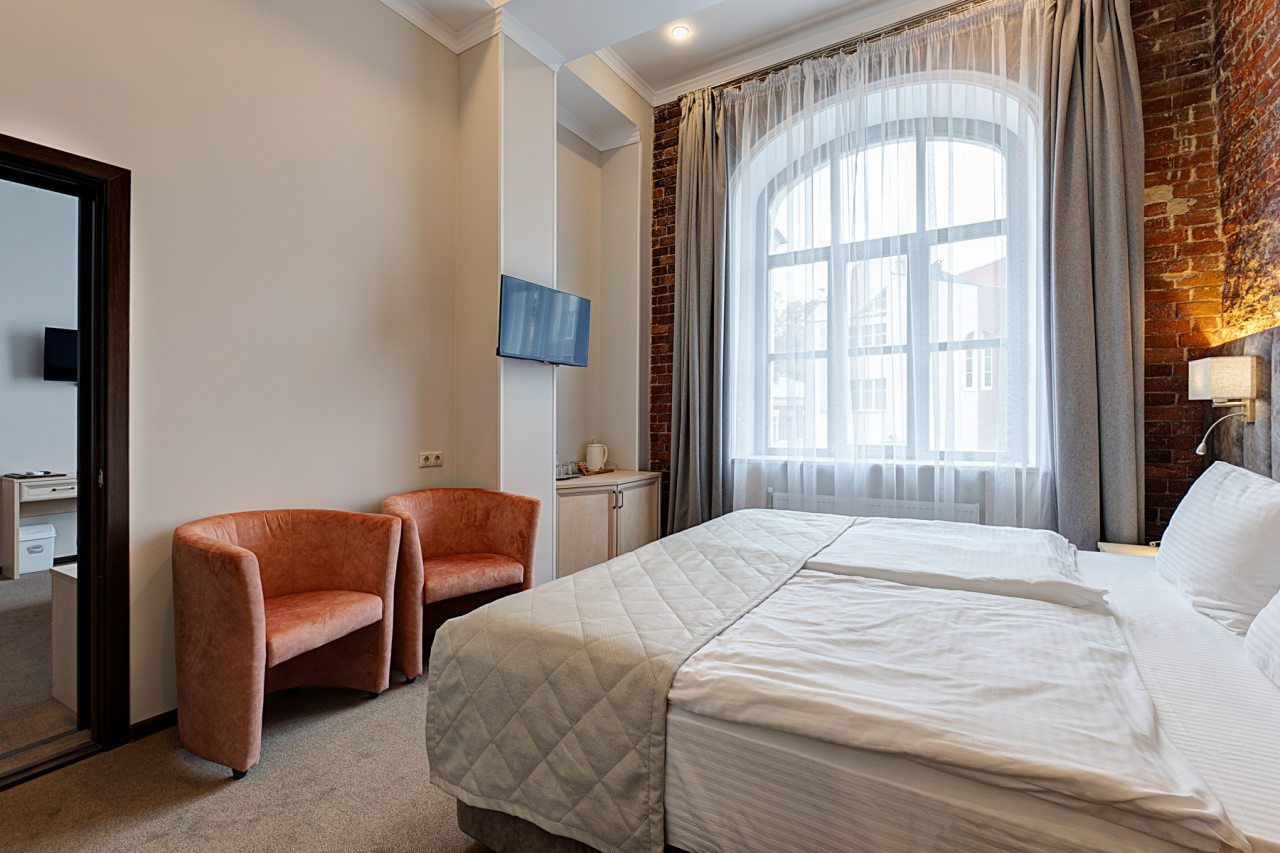 Семейный, Гостиница Губернаторъ