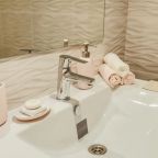 В номерах есть расходники и полотенца