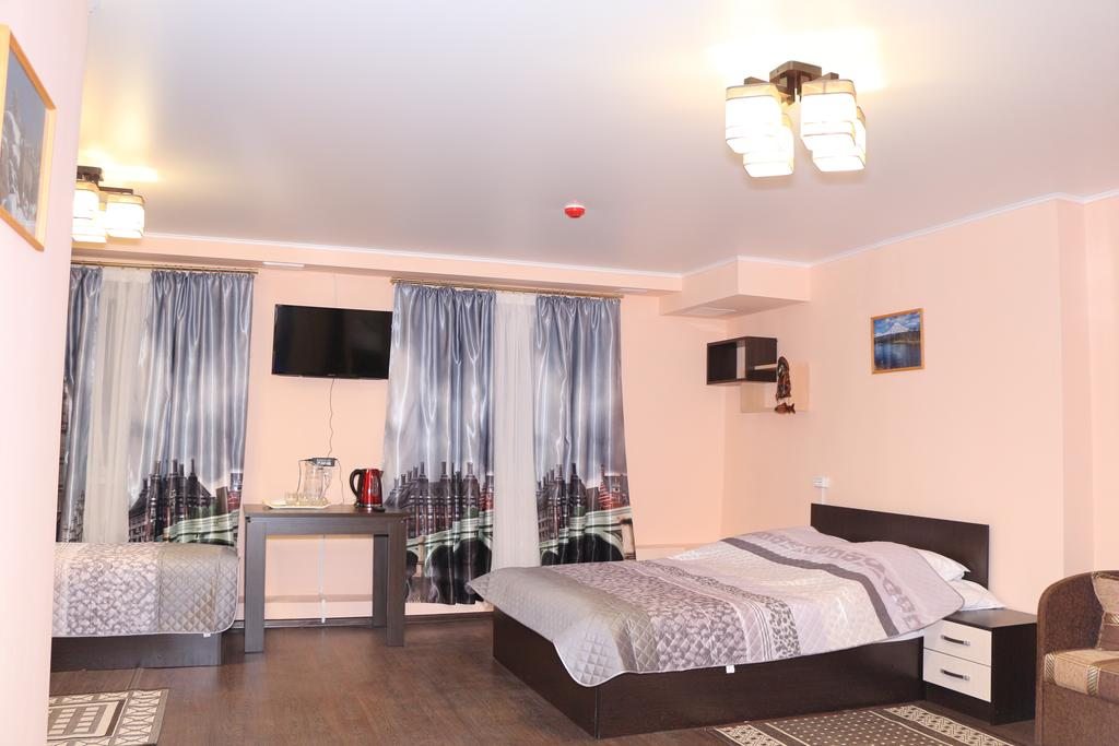 Трехместный (Улучшенный трехместный номер) мини-отеля Дом Кутха, Петропавловск-Камчатский