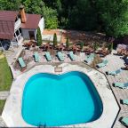 Открытый плавательный бассейн, Гостиница Мона Лиза