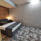 Полулюкс, Гостиница Мона Лиза