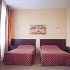Номер 25–30 кв. м для 1–3 гостей.