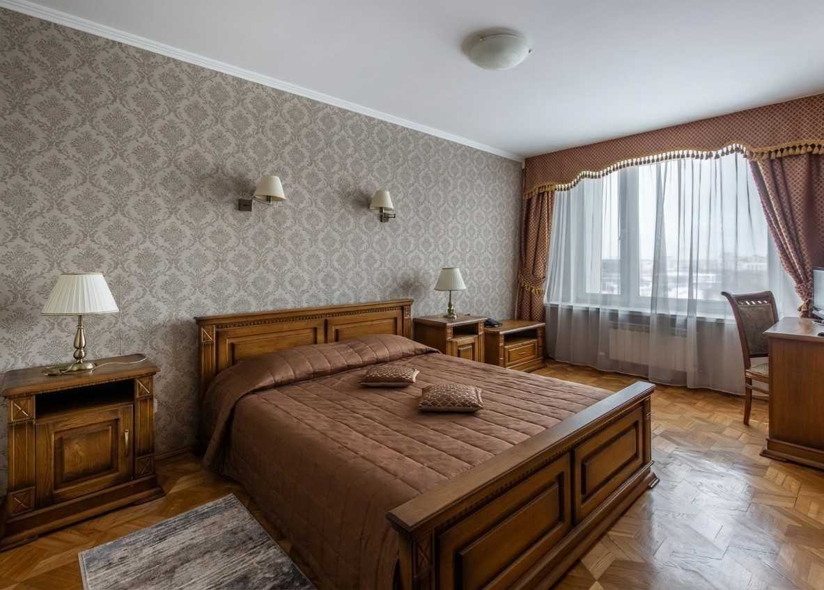 Спальня с одной большой кроватью (спальное место 180х200).