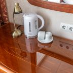 Оснащен чайником, телефоном, телевизором и Wi-fi.