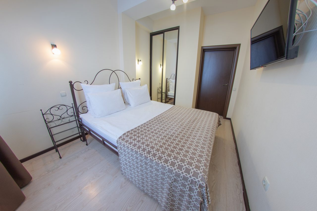 Полулюкс (Плюс), Гостиничный комплекс Европа