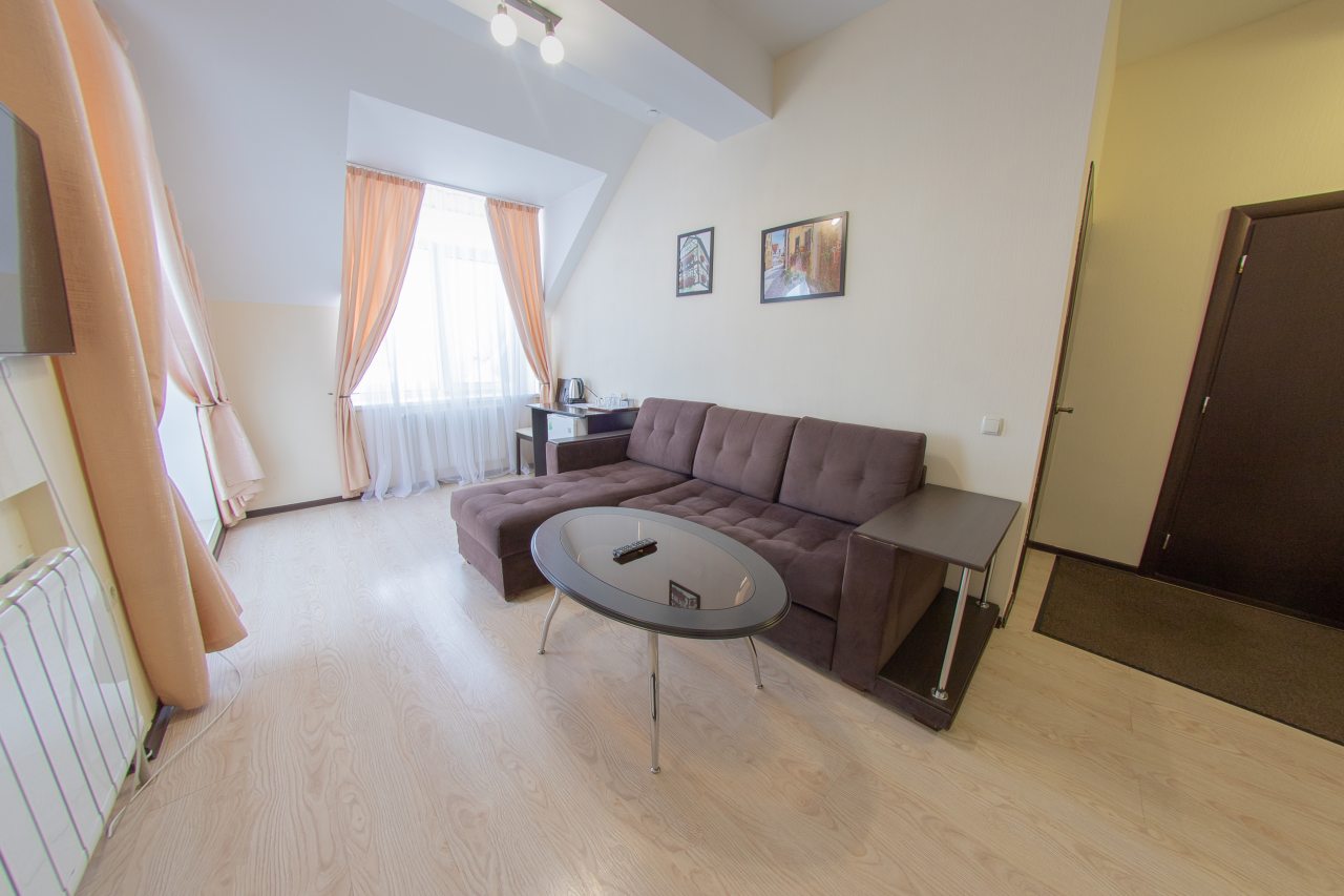 Полулюкс (Плюс), Гостиничный комплекс Европа