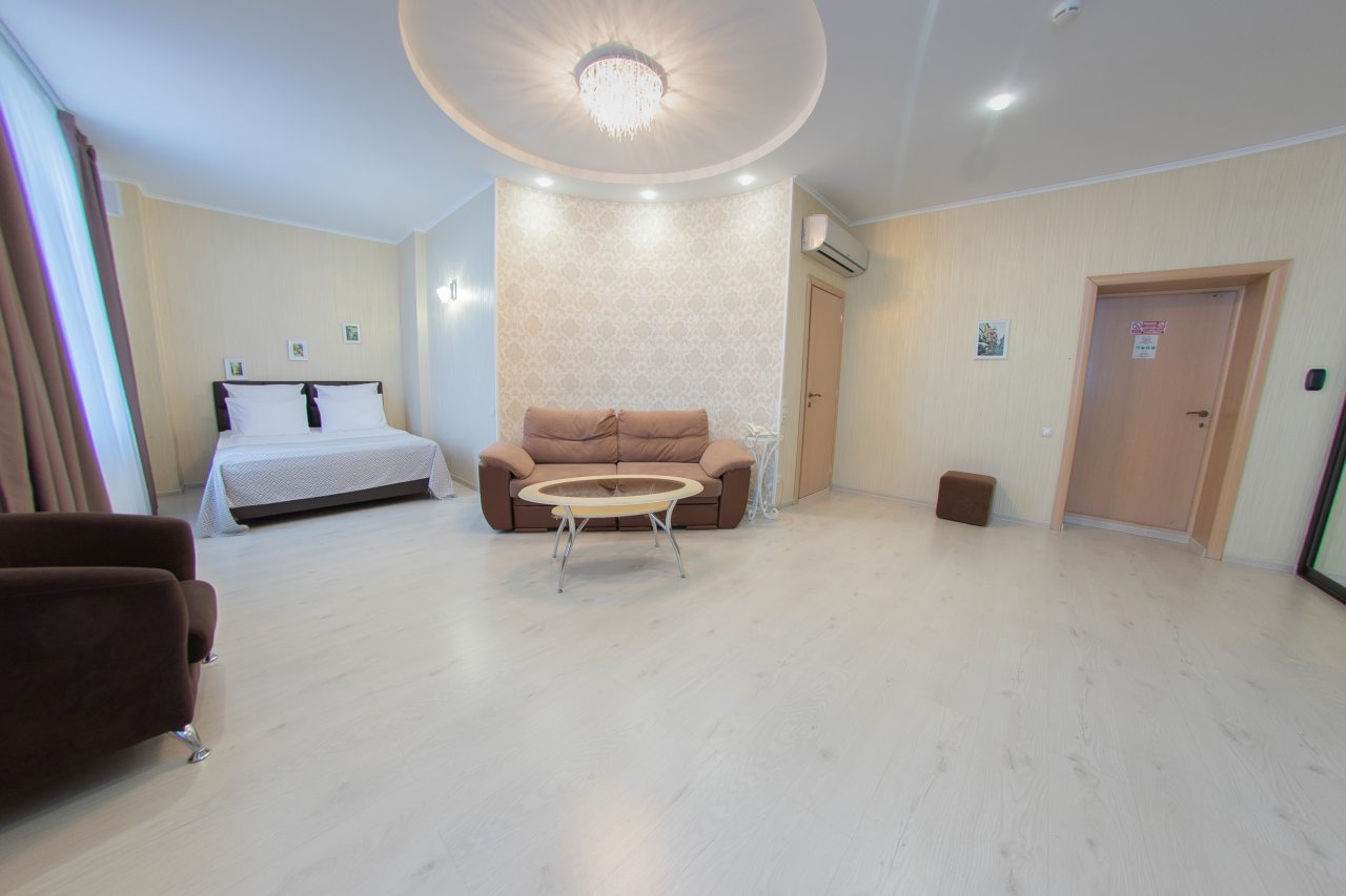 De Luxe, Гостиничный комплекс Европа