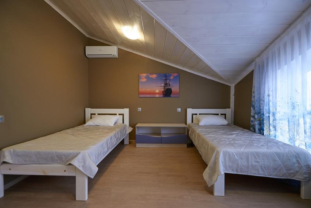 Двухместный (Двухместный номер с 2 отдельными кроватями и общей ванной комнатой) отеля Дом Моряка, Ильич